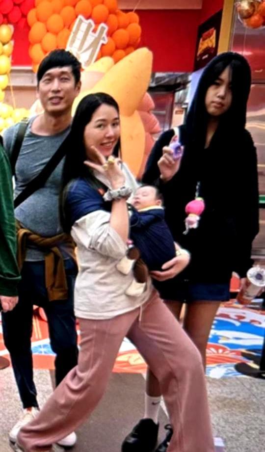 大年初三，郭碧婷娘家13口人全家福，岳父却单单点名向佐：可惜没来。
 
照片里郭