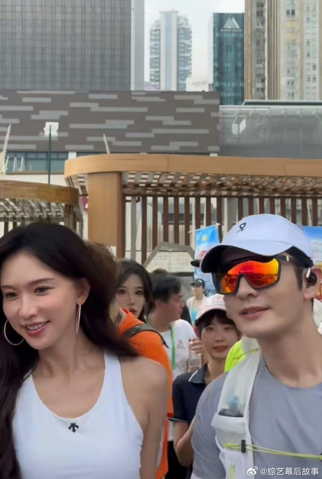 盼着自己52岁能美成林志玲，再看邓萃雯60岁的从容状态，年龄从来不是美的限制我5