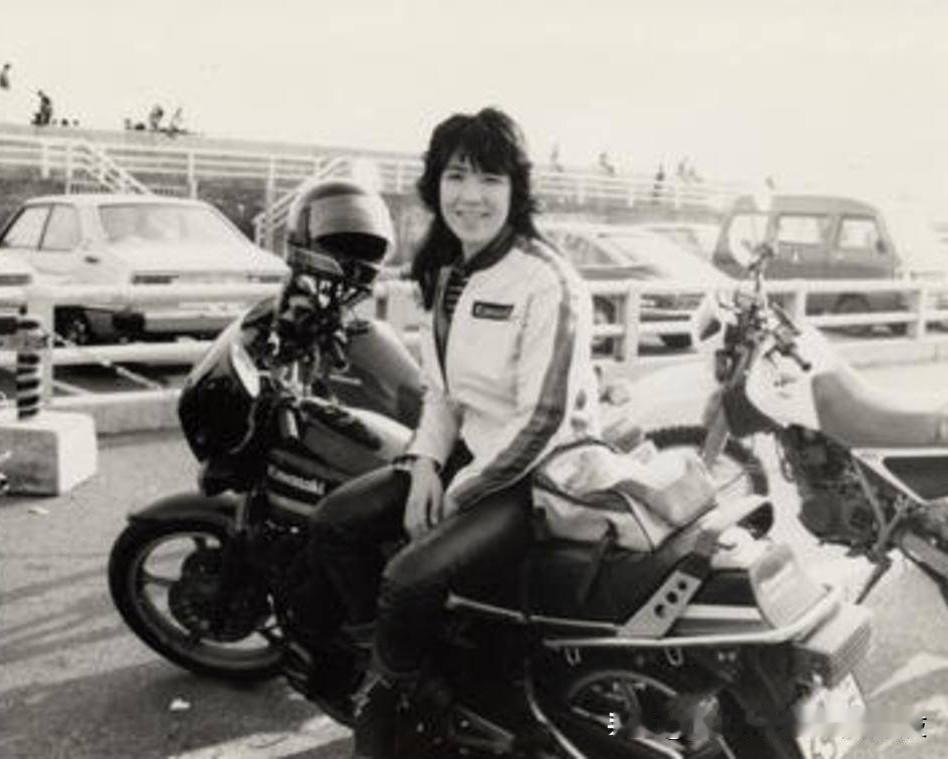 一个在上世纪七十年代爱玩摇滚乐，骑摩托车的少女，变成了今天的右翼高市，真是初心易