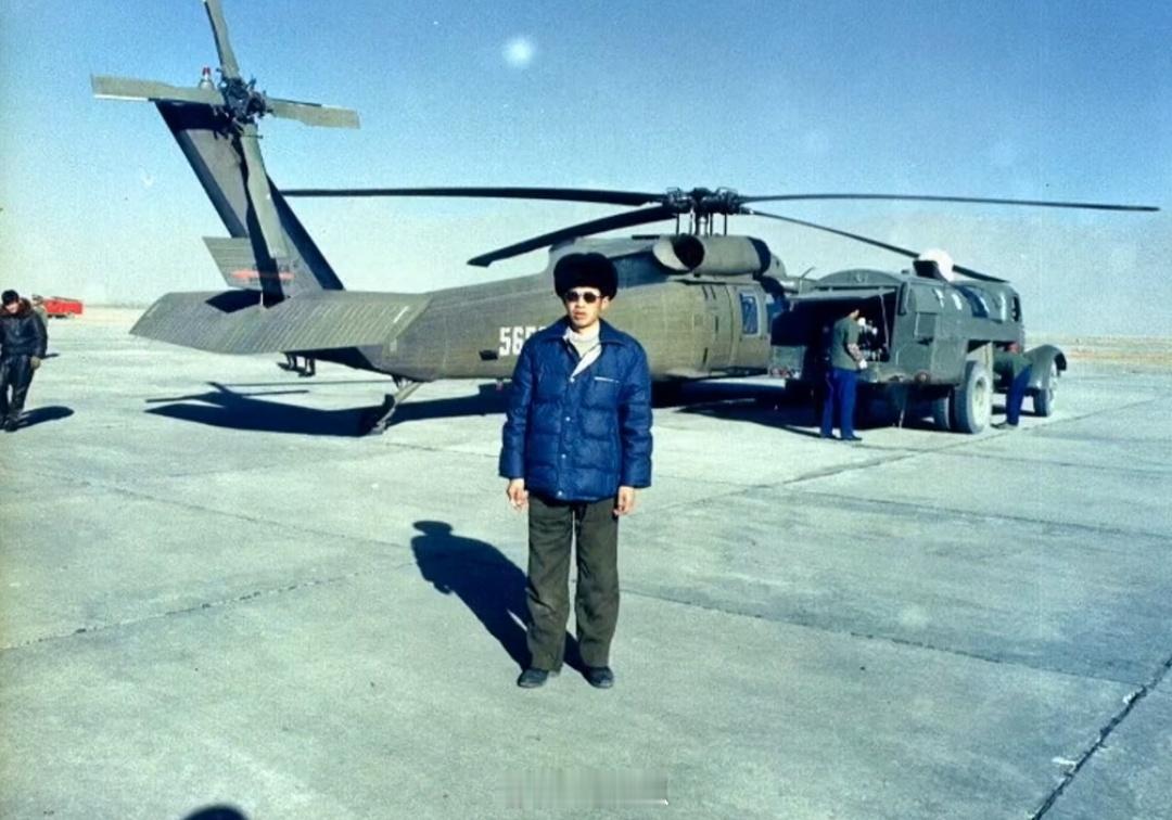 1987年拉萨贡嘎机场，正在执行任务的黑鹰直升机。 ​​​