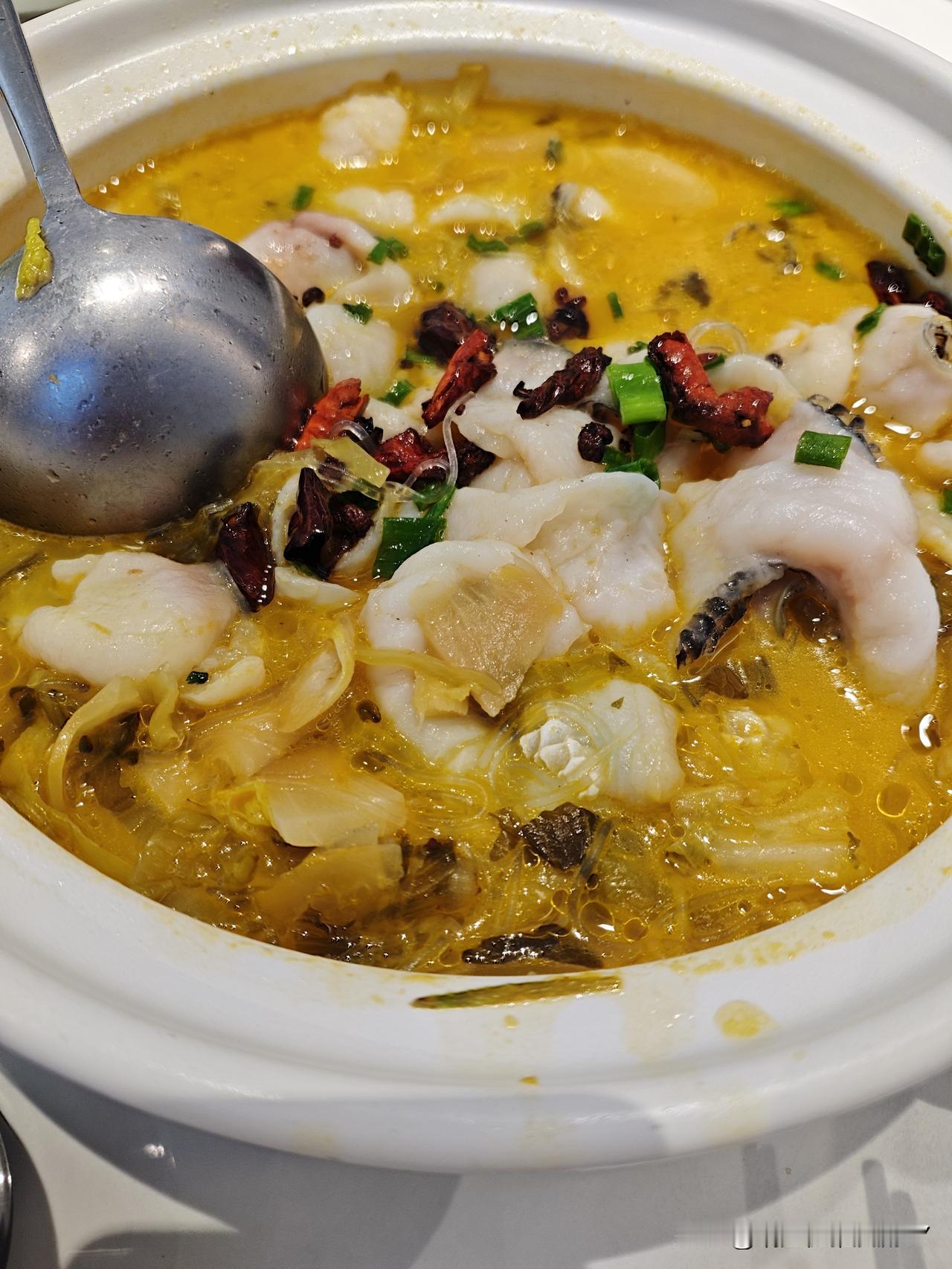 今天上午出去看牡丹，顺便买个太阳帽。

溜达了半天，照了无数张相片，又跑到商场，