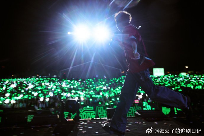 王源带了假几件领带王源领带打成围巾了王源身上全是领带，假几件设计超吸睛，还意外打