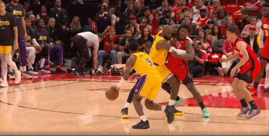 詹家父子连得8分，布朗尼1分钟5分！

今天湖人与火箭的季后赛第三场比赛，詹姆斯