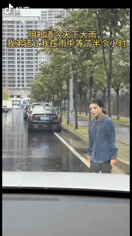 一姐姐外出办事，她打电话叫弟弟来接，不料天空突然下起大暴雨，更崩溃的是附近根本就