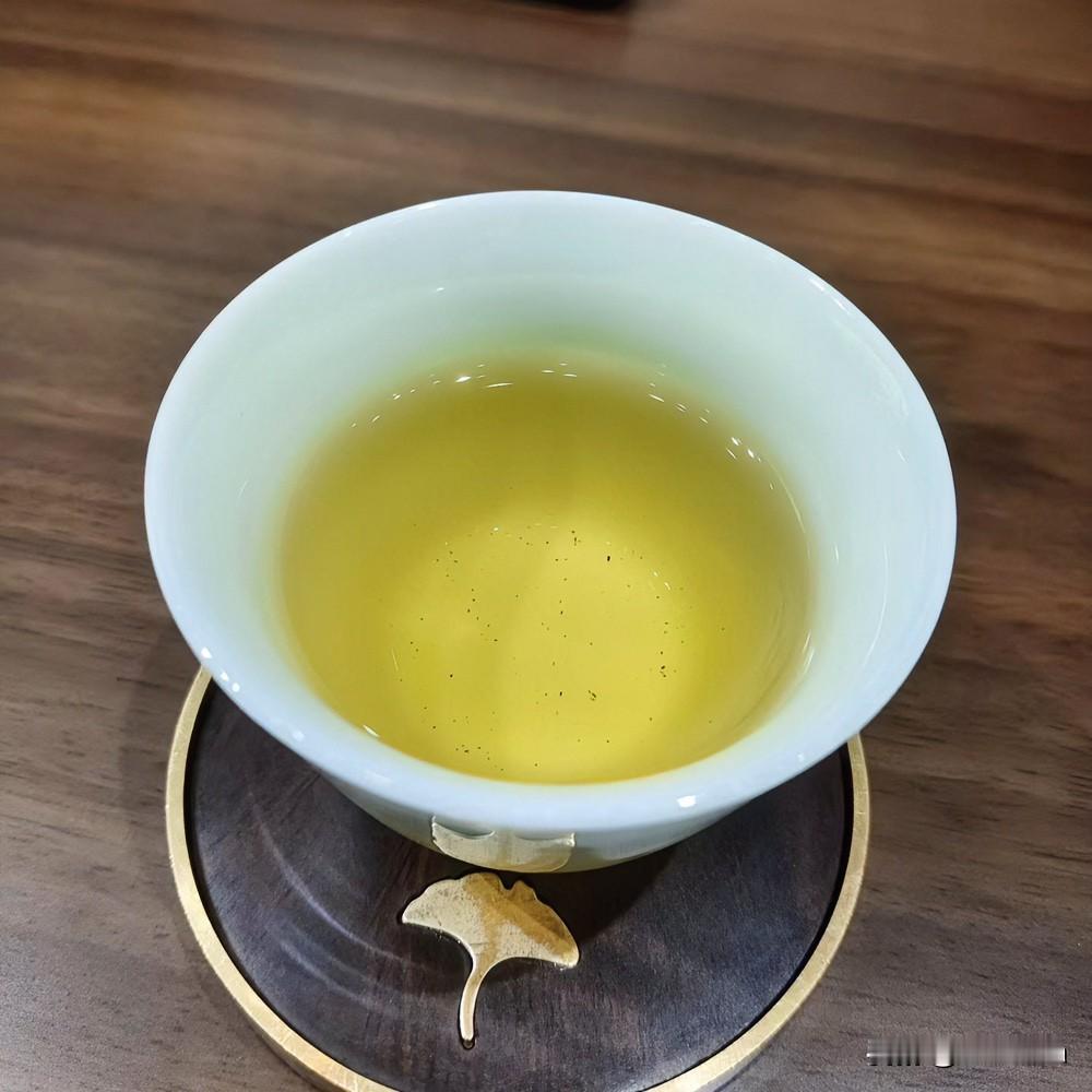 《茶道天成·寄生草体》
碧瓯沸水浸新苗，初时唯见色妖娆。世人岂知真滋味？岁月方养