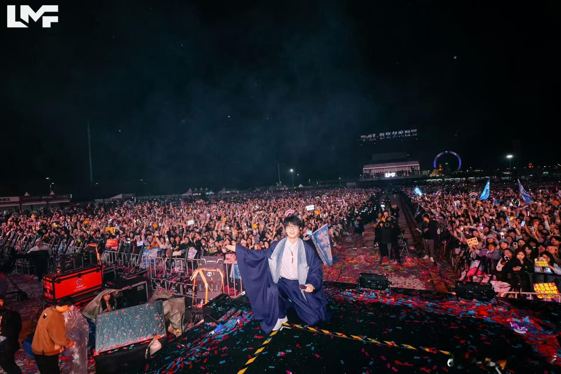 爱上音乐节e如反掌 当嵩哥的旋律响起，如同点燃了秋夜的引信。漫天飞舞的秋叶与绚烂