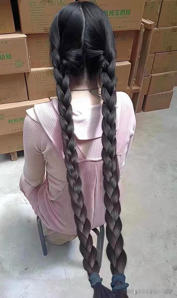 超长双马尾编发的女生，这个发型轻松打造减龄甜美的小姐姐