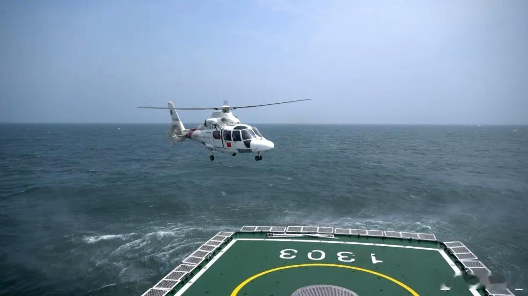 海警东海局和北海局Z-9直升机随舰出海演练，均为H425新机。 ​​​