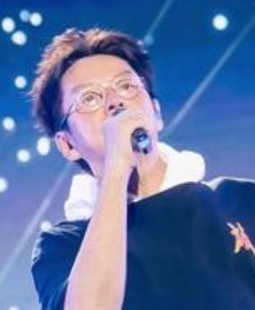 近日，谭咏麟演唱会上，一位西装革履的中年大叔因投入跟唱《爱情陷阱》而走红。
当歌