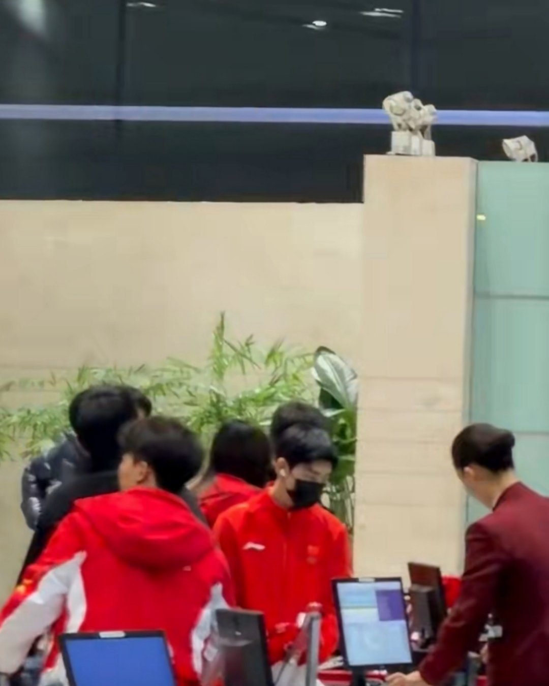 米兰冬奥倒计时！林孝埈领衔中国短道速滑队出征，中式握手尽显谦逊底色米兰冬奥会 随