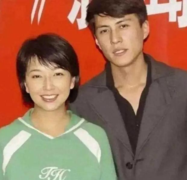 当年，30岁的靳东爱上了39岁的江珊，江珊半推半就地说：“我结过婚，生过娃，咱俩