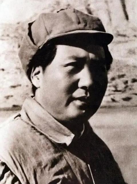 1942年的延安，正陷入绝境。日军隔河炮击、飞机轰炸，国民党卡死所有通道，“一斤