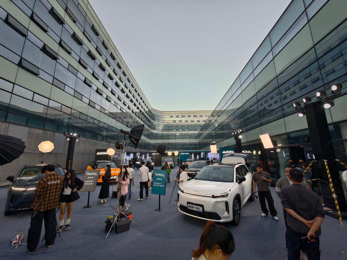 来了，埃安i60新车上市。今晚等张智霖和袁咏仪登场 