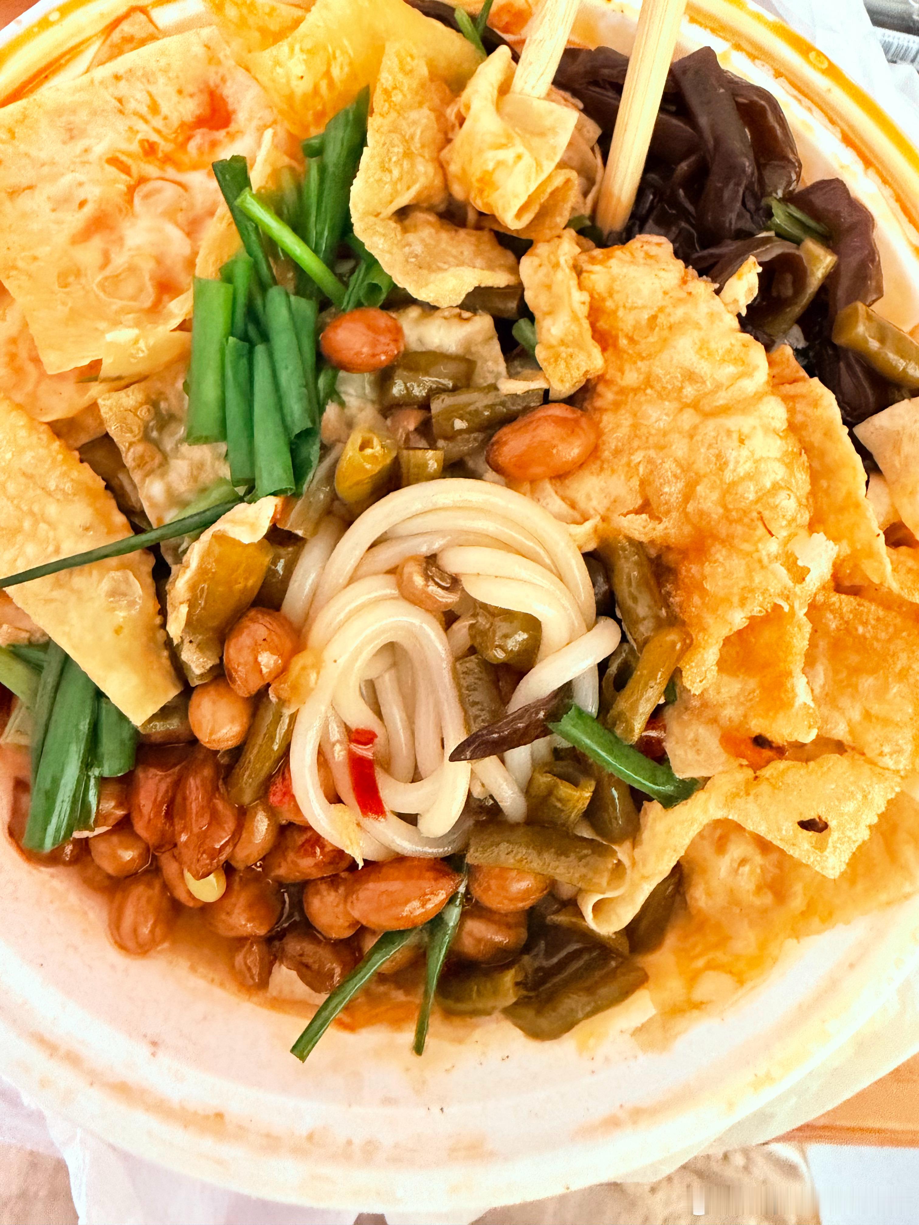 全世界最爱螺蛳粉之人选择螺蛳粉作为今天的早餐 