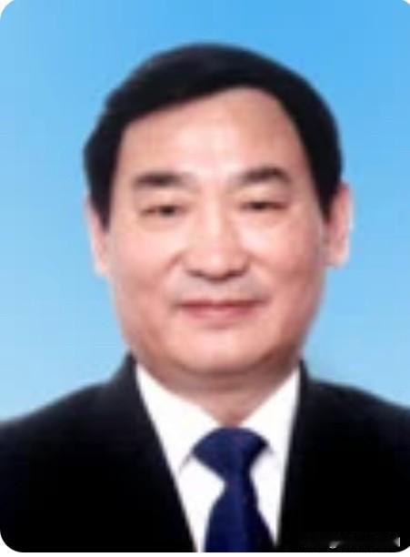 他曾任山东省聊城市委书记。1951年出生，山东平邑人，1970年参加工作，在职研