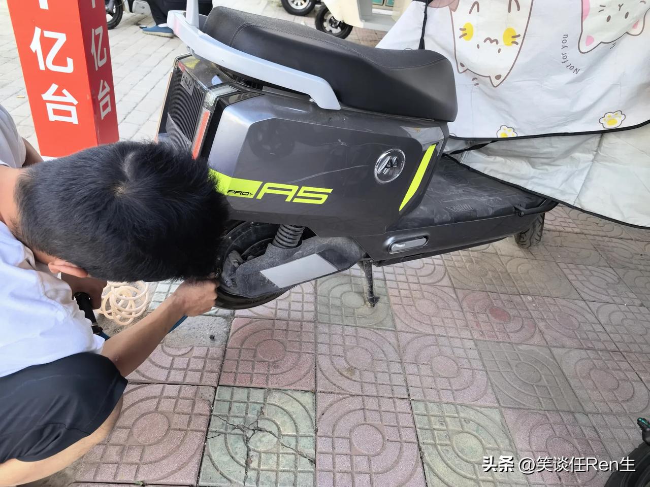 两轮电车的后轮胎一点气都没有了，推起来死沉死沉的，好不容易弄到200米外的维修点