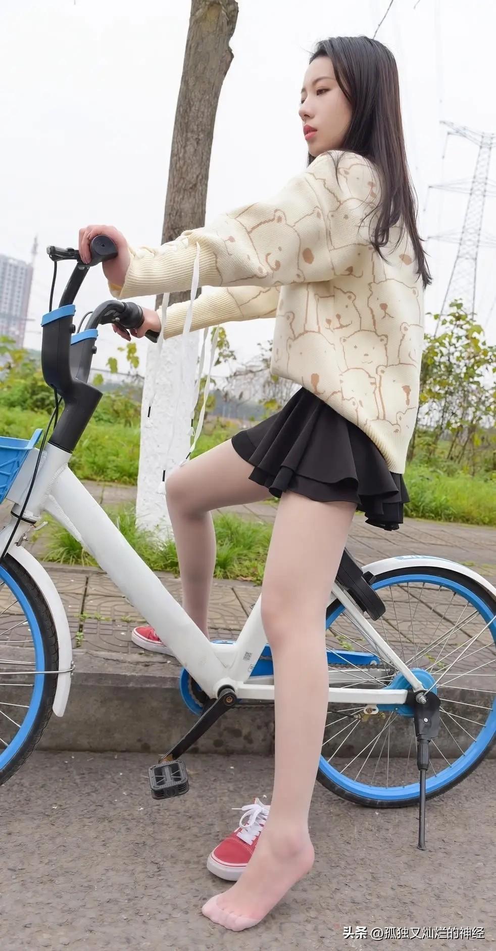 女孩子怎么穿搭既时尚又好看?单车与美女，时尚又美丽，环保与魅力并存！