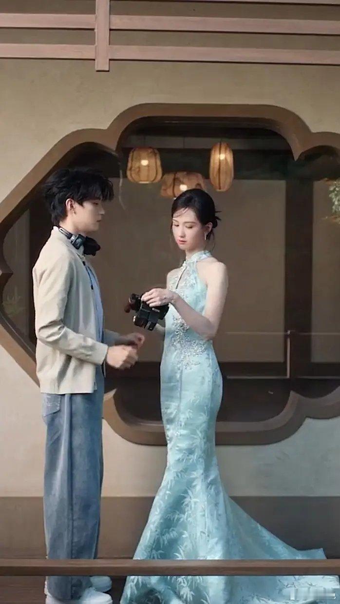 两个人这么一对比显得他头肩比例好虐啊… 