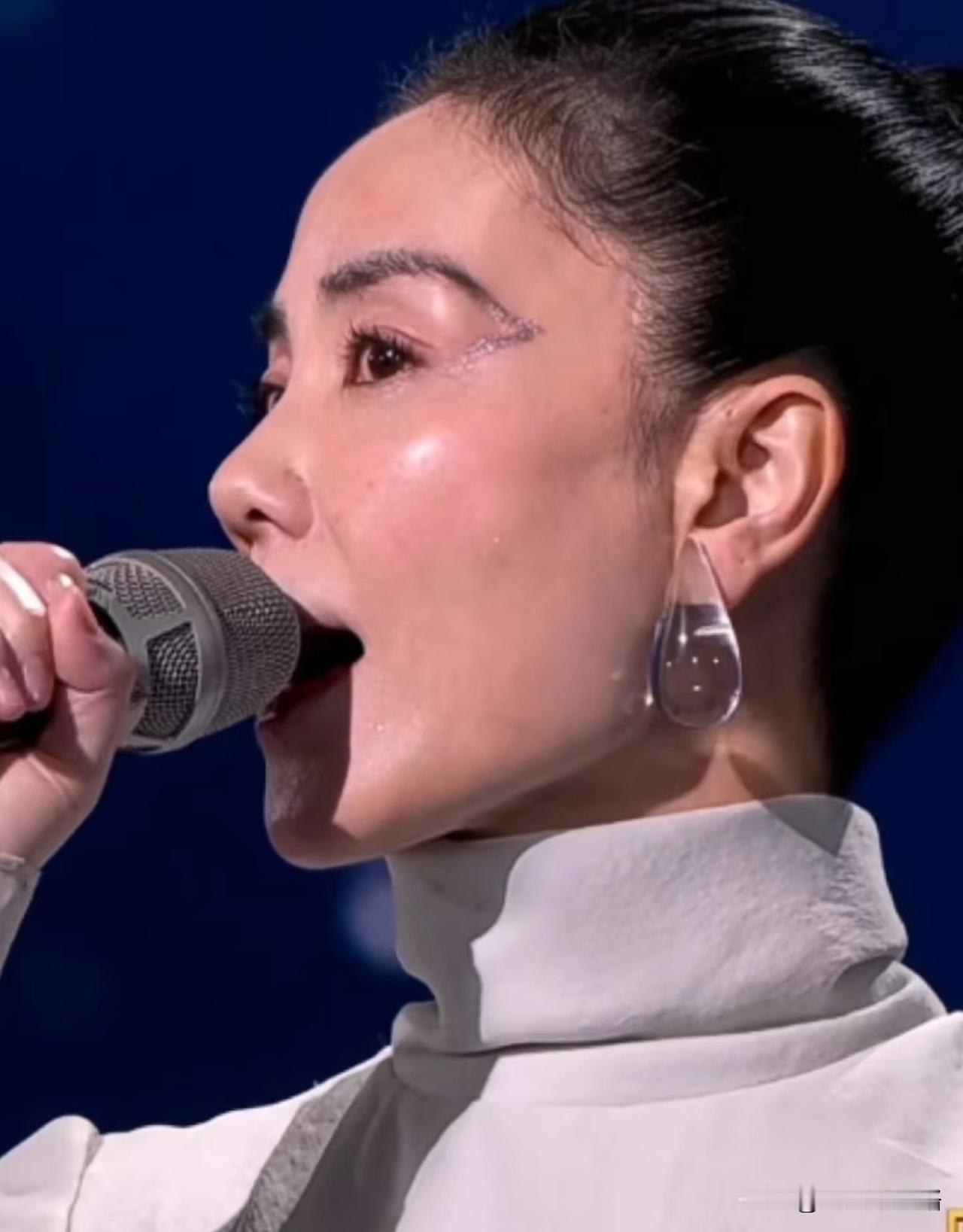 我能接受王菲皮肤松弛，
也能接受唱歌状态一般，
但真接受不了她这次春晚的妆容！