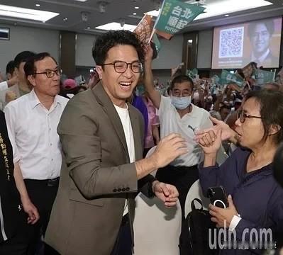 民进党台北市长参选人沈伯洋今（6日）成立劳工后援会，现场逾五百人到场应援，会场座