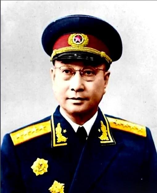 何香凝副委员长的亲孙子，进了陈赓办的哈军工。
老太太坐不住了，专门找到陈赓，话里