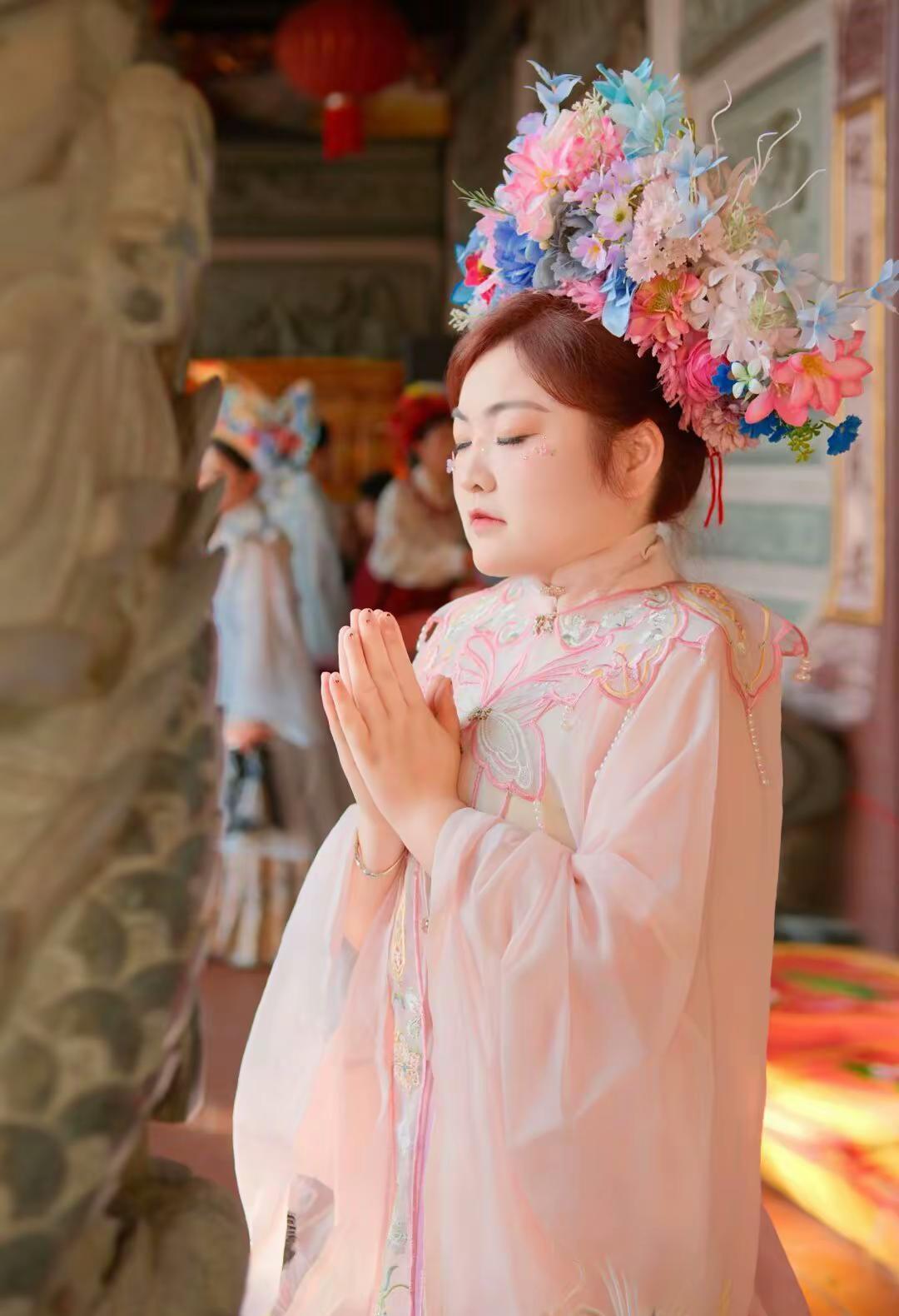 他们说 女娃生在了大山 注定前路黯淡 嫁人生子 洗衣做饭 日子就似天边的浮云，可