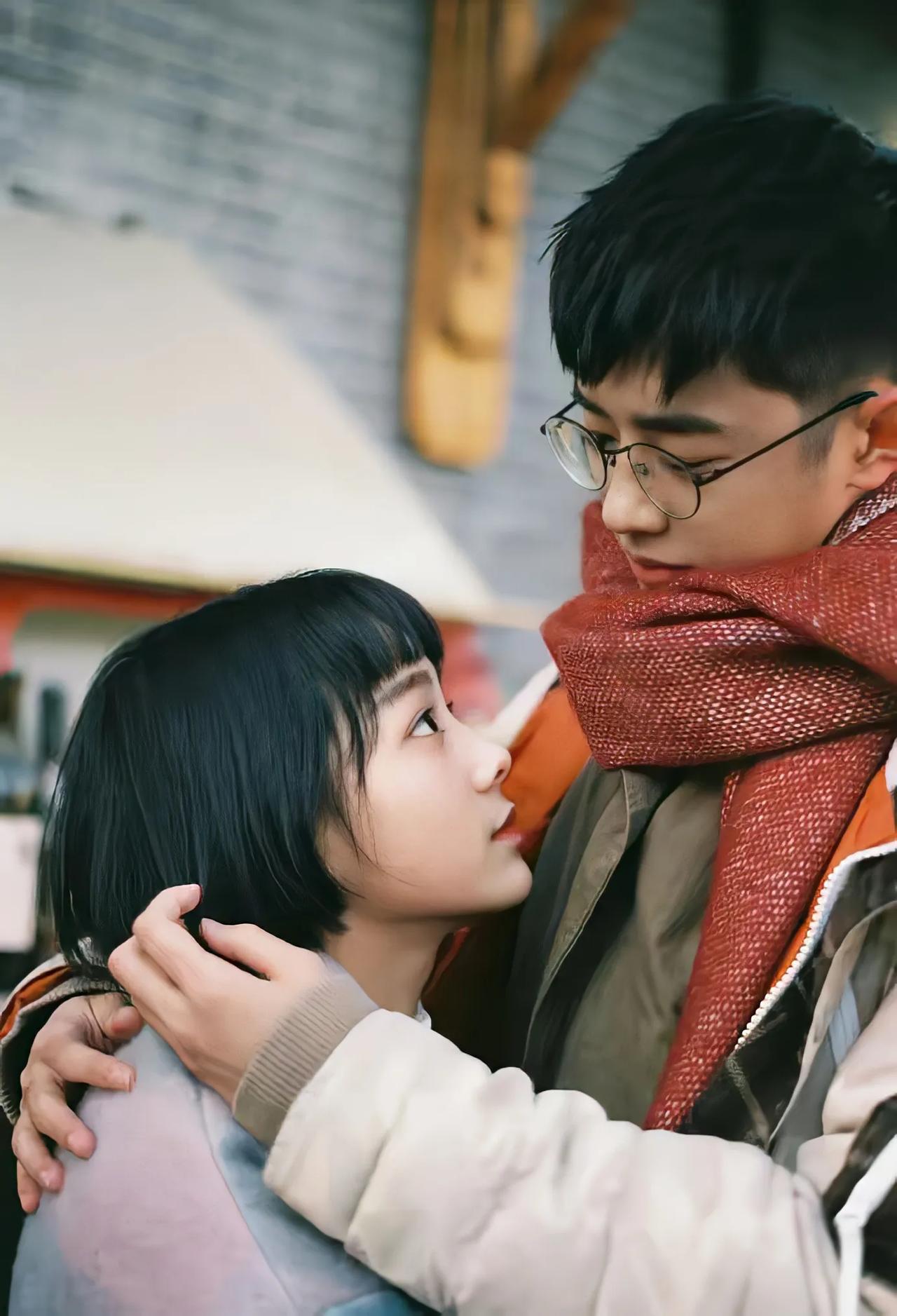 对比鲁照华高中和现在的她，其实五官变化不是很大，感觉一直是甜美萝莉的长相，身材也