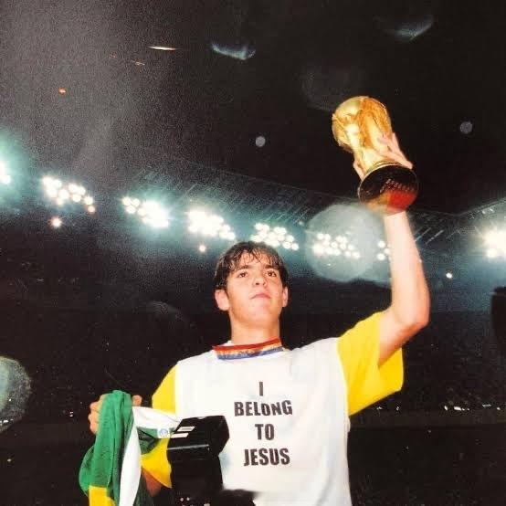 卡卡 卡卡更新照片： 24 年前… 追逐第六个冠军头衔 🇧🇷 (今天2002
