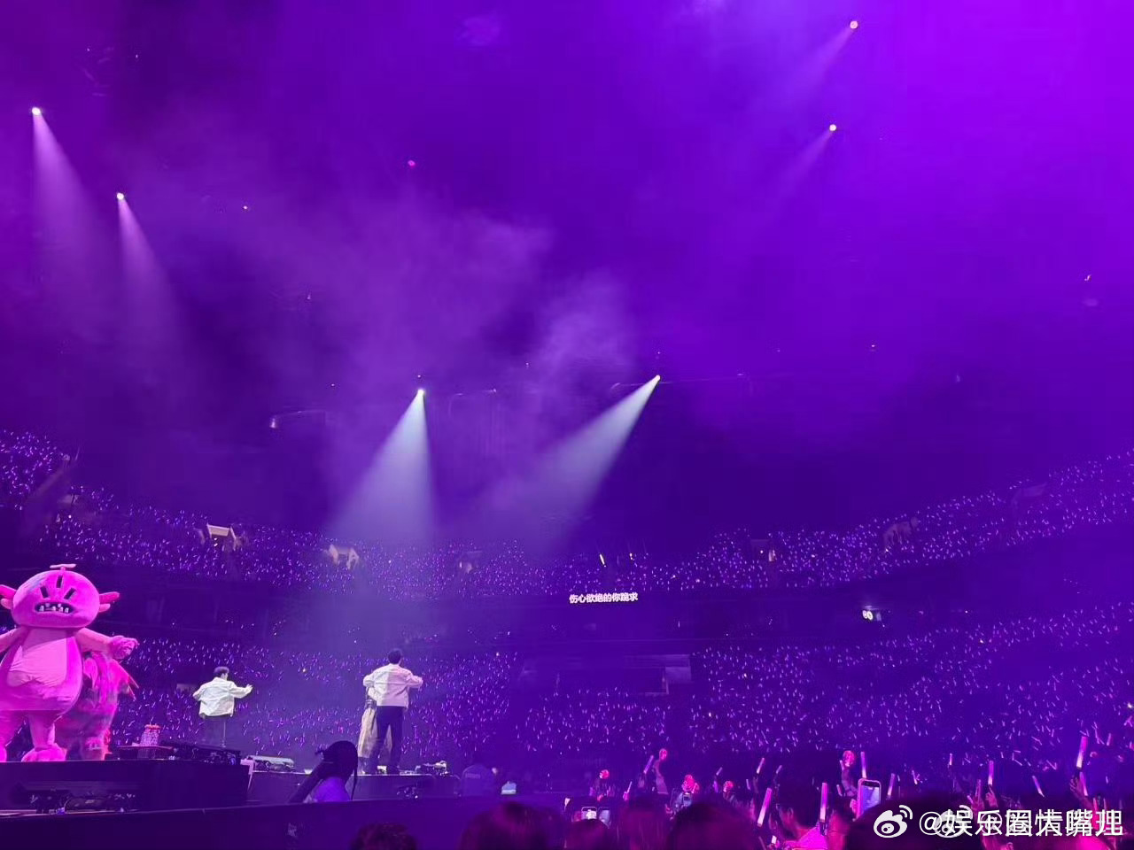 汪苏泷世巡纽约场上座率 看到纽约场的现场图，满屏都是挥动的荧光棒。有留学生说汪苏