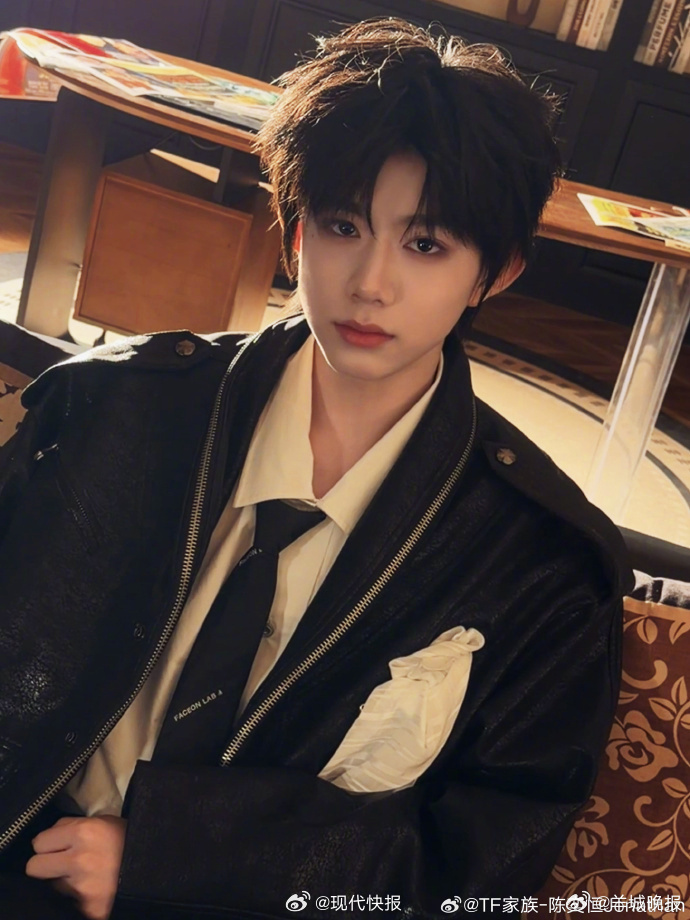 【#我们的少年时代2少年锋芒初露#】少年意气，锋芒尽显；目光如炬，步履坚定；以热