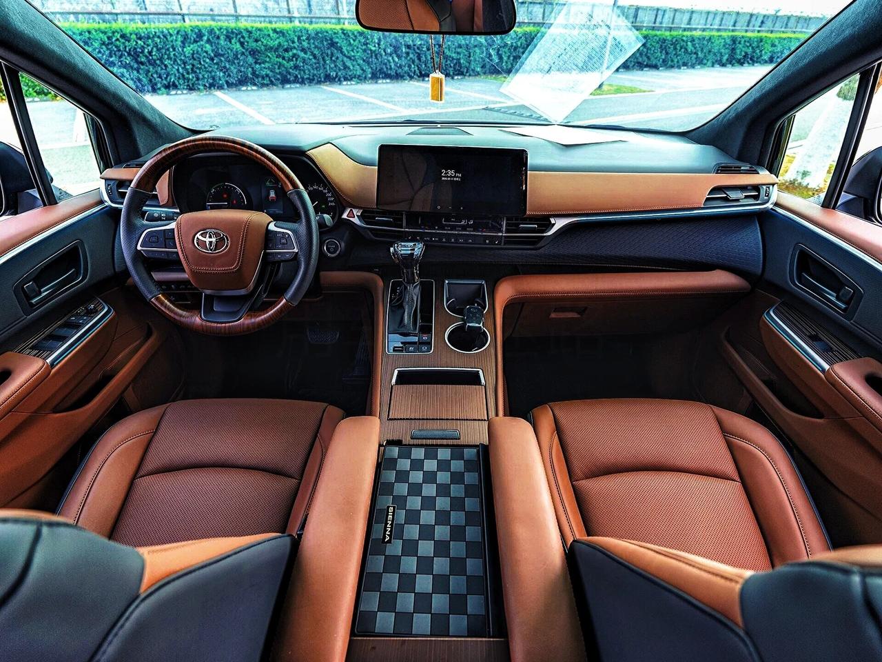 赛那内饰改装真的绝，棕黑格调直接戳中商务党的心巴二排航空座椅是棕黑双拼真皮，打孔