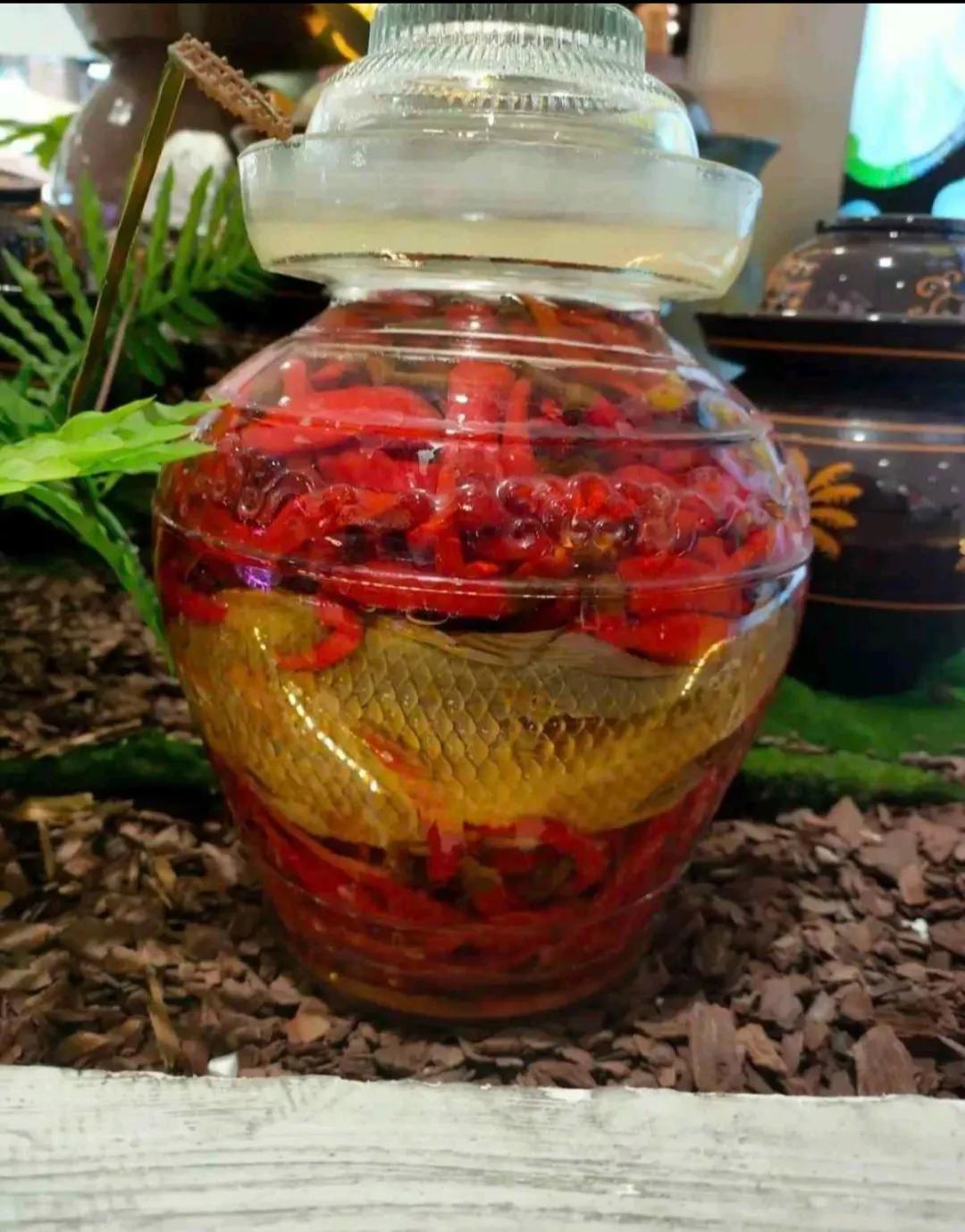 在头条久了，什么奇葩事都能看到……

见过泡枸杞的，泡萝卜的，泡大头菜的，
第一