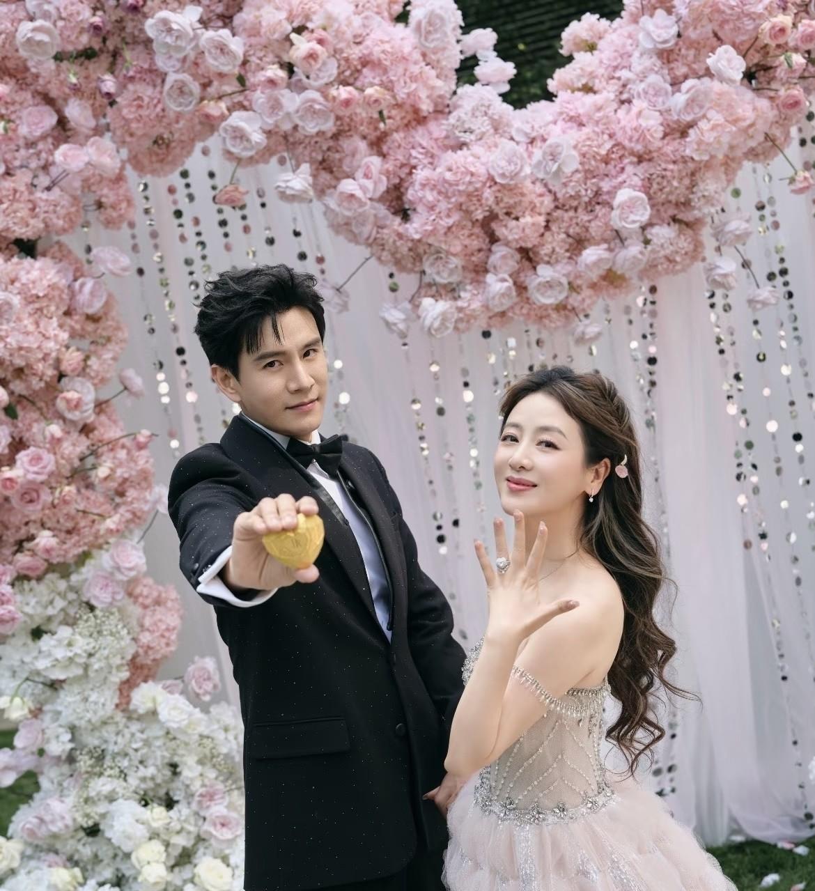 李琳比经超大六岁，还带着孩子，当年没人看好这段姐弟婚。
十年过去，经超每天六点起