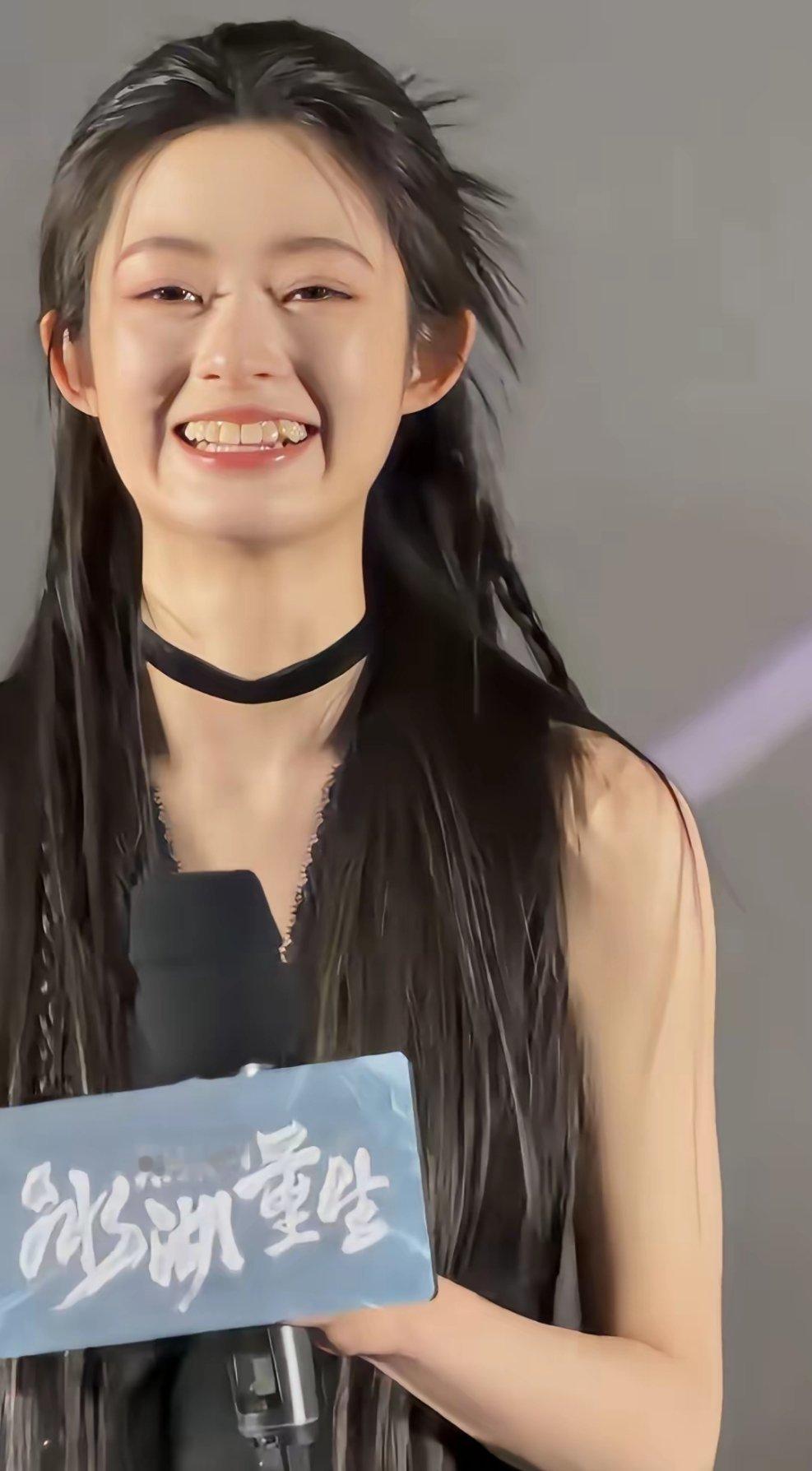 都说黄杨钿甜家境不错，怎么不去弄下牙齿。 