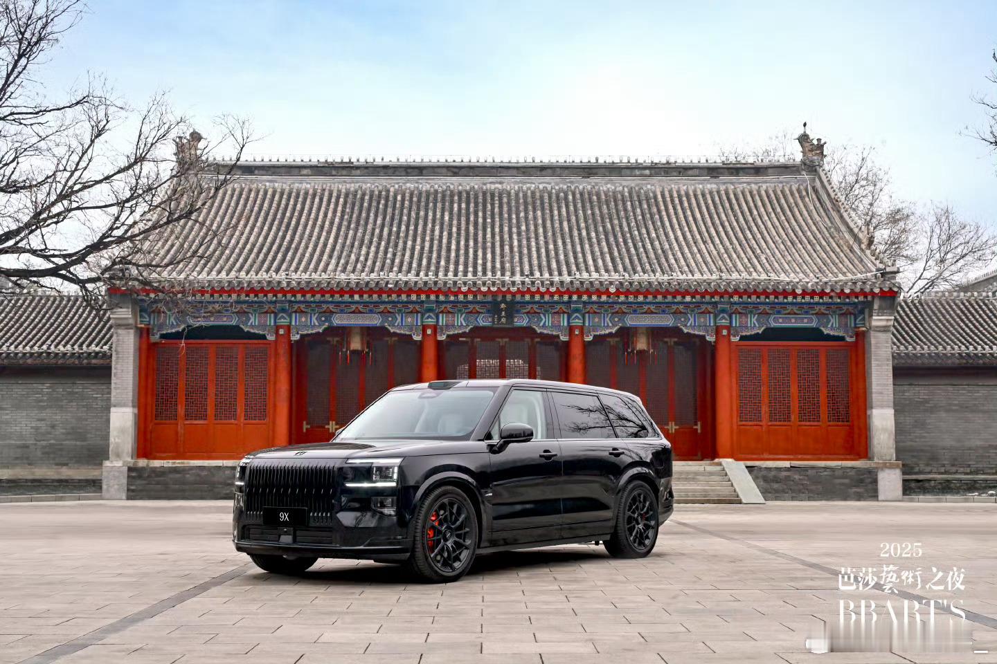 极氪009昨晚芭莎艺术之夜的红毯上，除了星光熠熠，还有一个熟悉的身影——官方指定