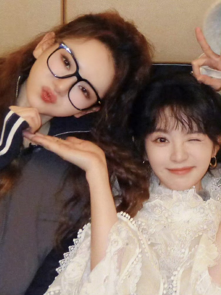 戚薇是田曦薇永远的榜一，看完直播真的被甜到心坎里，希望两位美女多多互动[憧憬][