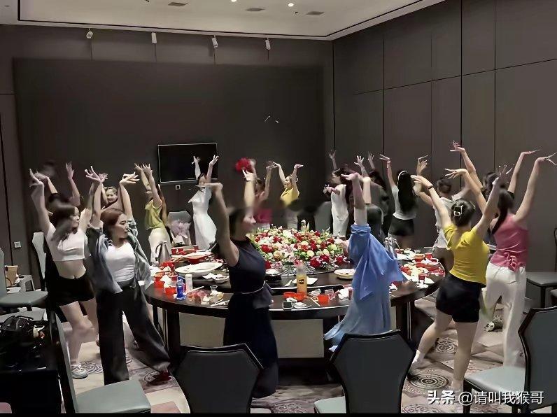 这样聚餐的都是什么人？玩的开心不说，还有人专门拍视频 