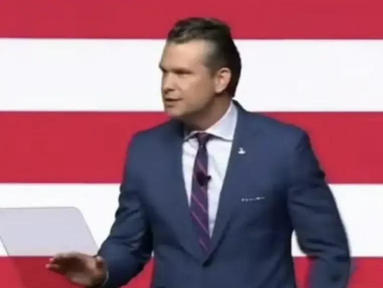 这表情管理也只有美军将军才能做的出。不管总统还是战争部长怎么讲都能绷得住，不鼓掌