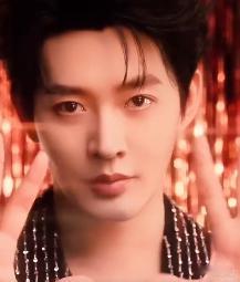 #邓为随时让人眼前一亮# 邓为的时尚魅力无人能挡。他的每一套穿搭都是一次视觉的冲