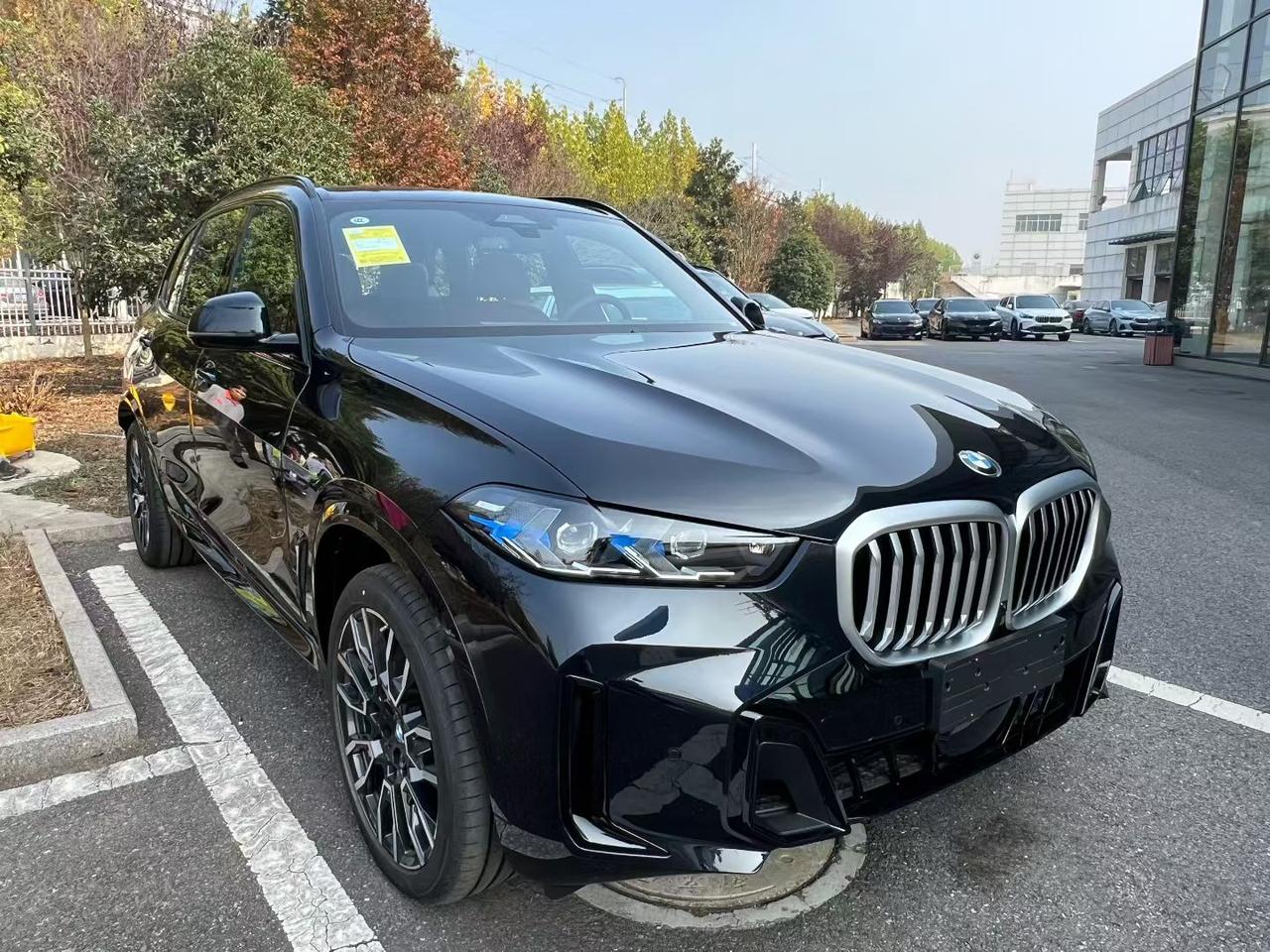 宝马X5的外观既经典又大气，还有着不错的运动感。我们看到的是3.0T的宝马X5，