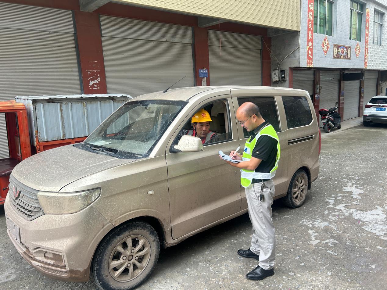 旺苍县燕子乡对辖区内重点区域路段开展道路交通安全劝导工作
       
 6月