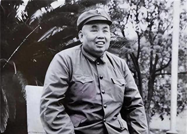 许世友月薪481元远超普通工人，为何从来存不下钱？
 
1962年，许世友担任南