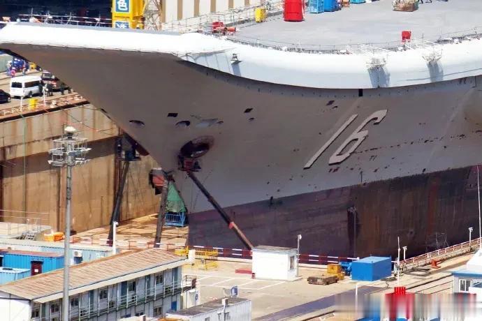 辽宁舰升级！看这施工架势等同再造，完全不输俄罗斯航母工程难度，是打算返销俄罗斯吗