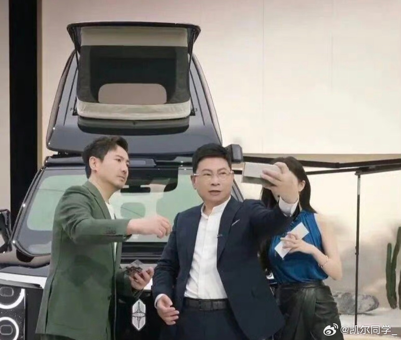 华为MateXT2余承东视频里“意外”漏出一台新机，厚度明显不对劲，网友直接截疯