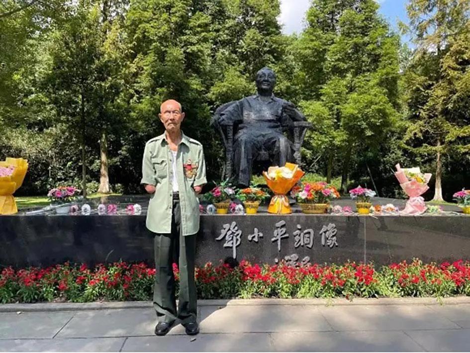 请不要吝啬您双手，为老英雄点赞！
抗美援朝中，李化武不幸被炮弹击中，他昏迷三天三
