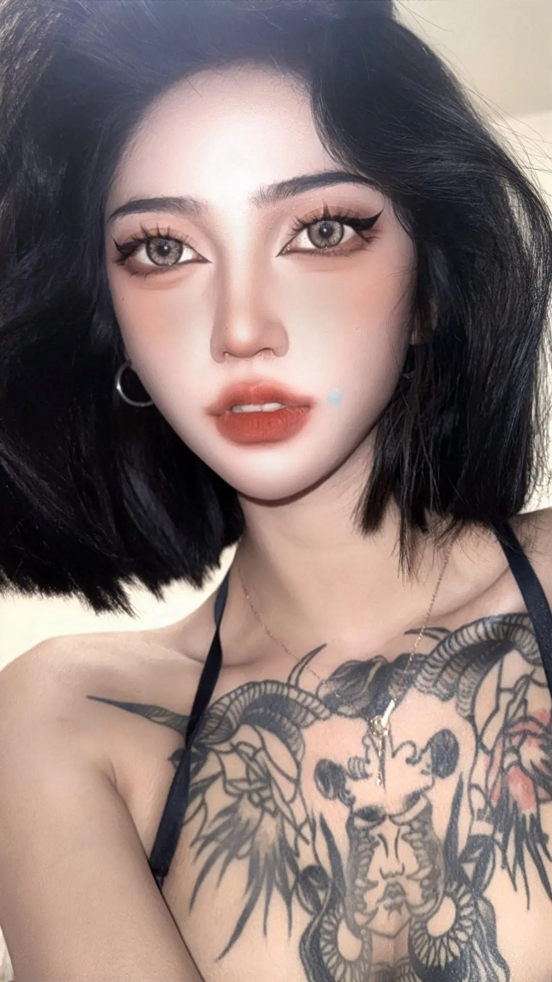 我开始迷信 希望你掌纹里有我的命运。