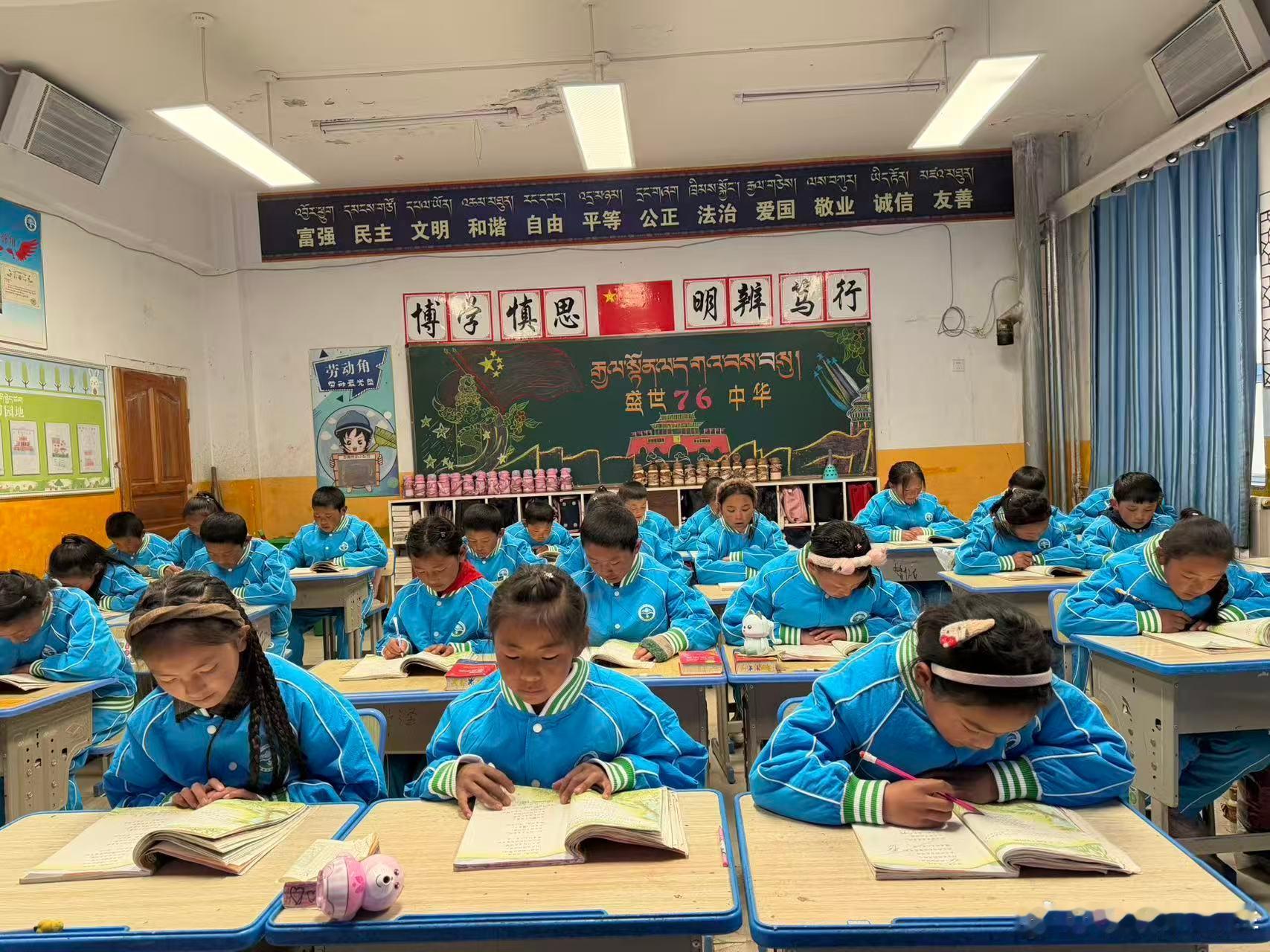 十个勤天把后陡门校服送到了囊谦 平凡少年做不凡暖心事，十个勤天带着后陡门专属心意