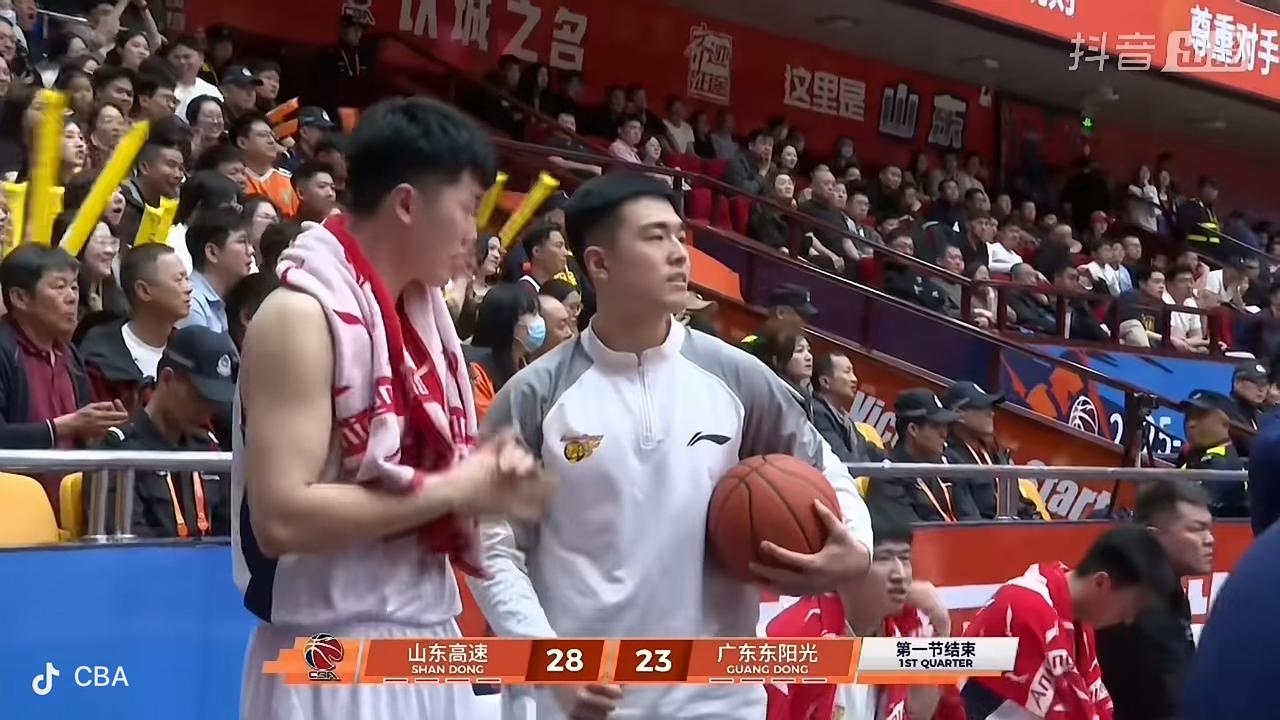 这场比赛又激烈又精彩！值得一看！

        在刚刚结束的山东高速男篮主场