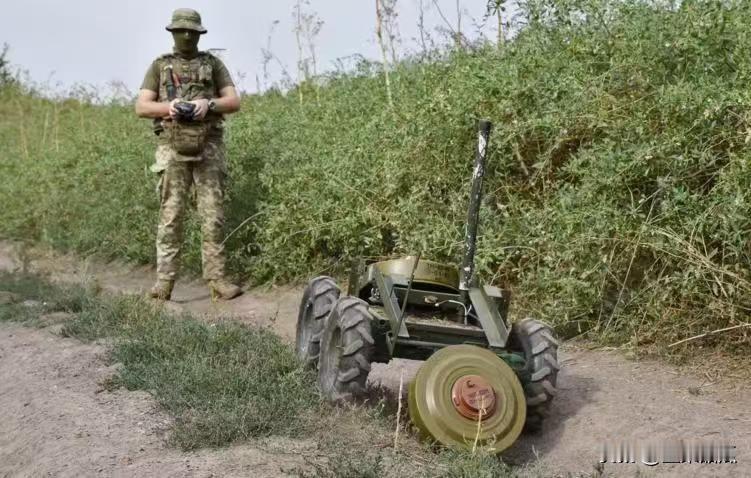 俄军开始测试一款新的布雷无人车，一部无人车可以携带至少两枚反坦克地雷。现在俄军在