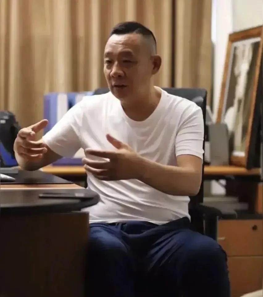 毋容置疑：于东来不是资本家。
有人问“自由之城”时，于总说“明年底”动工。理由是